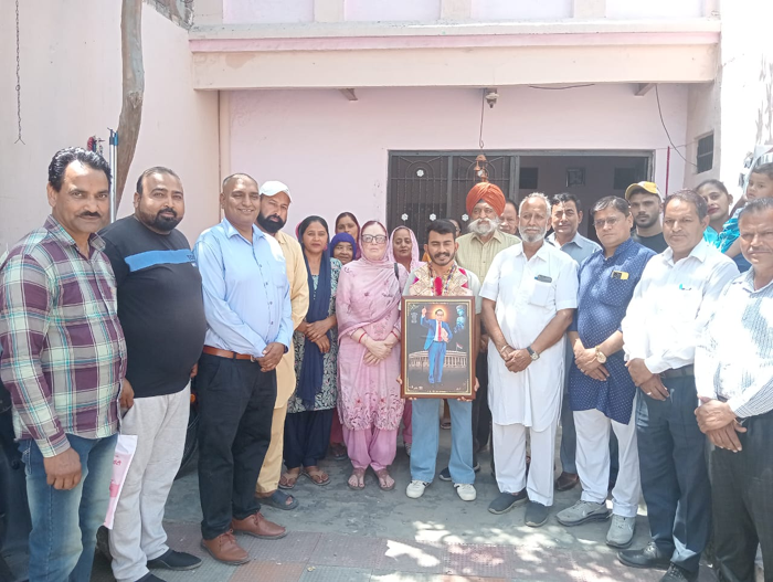 Dr. Chetan of Golian village near Garshankar was honored on reaching the village today